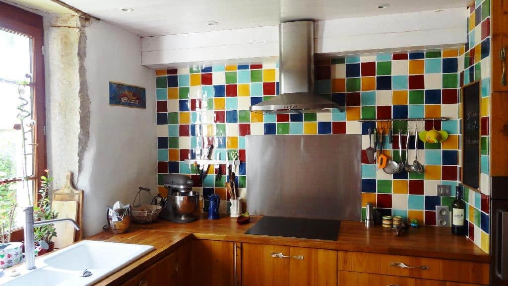 Les atouts de la faïence murale en terre cuite pour décorer une cuisine