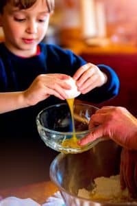 Faire la cuisine avec son enfant, rien de plus facile