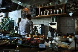 Un cuisinier au travail dans un restaurant