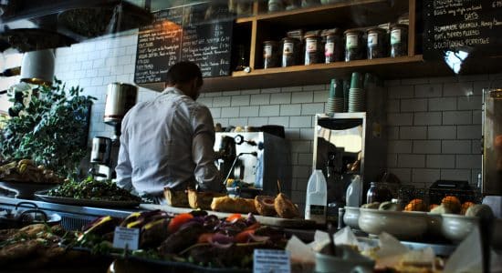 Un cuisinier au travail dans un restaurant